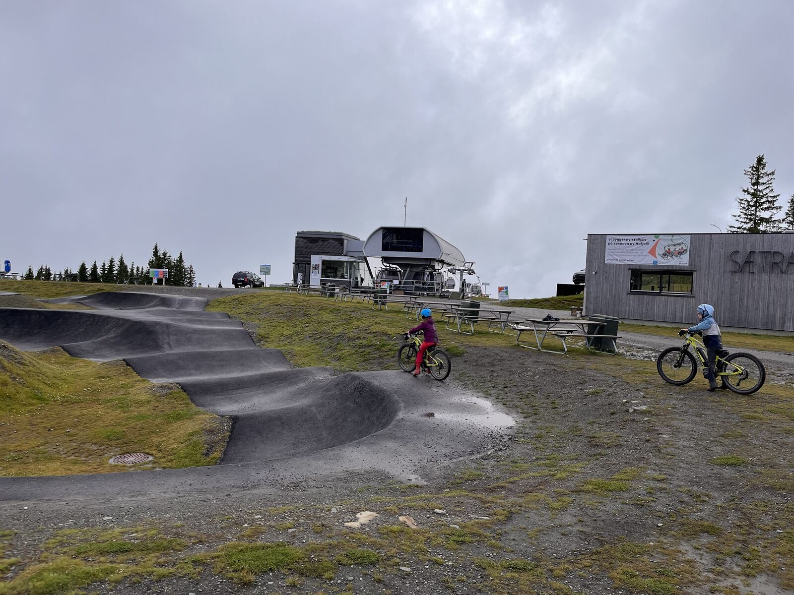 Barn på sykkel ved pumptracken på Sætra