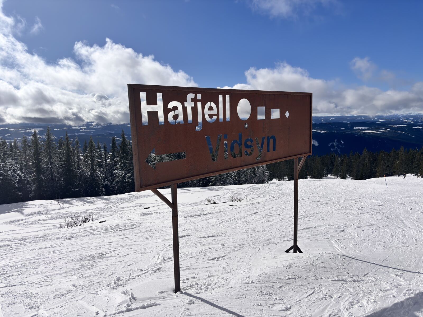 Rustent skilt med teksten Hafjell Vidsyn i bakken