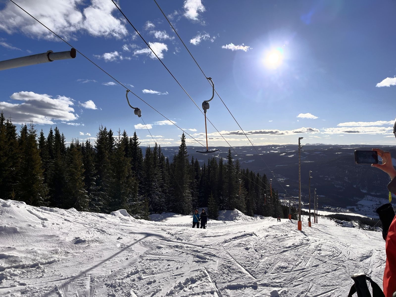 Trekkheis i solskinn med utsikt over dalen