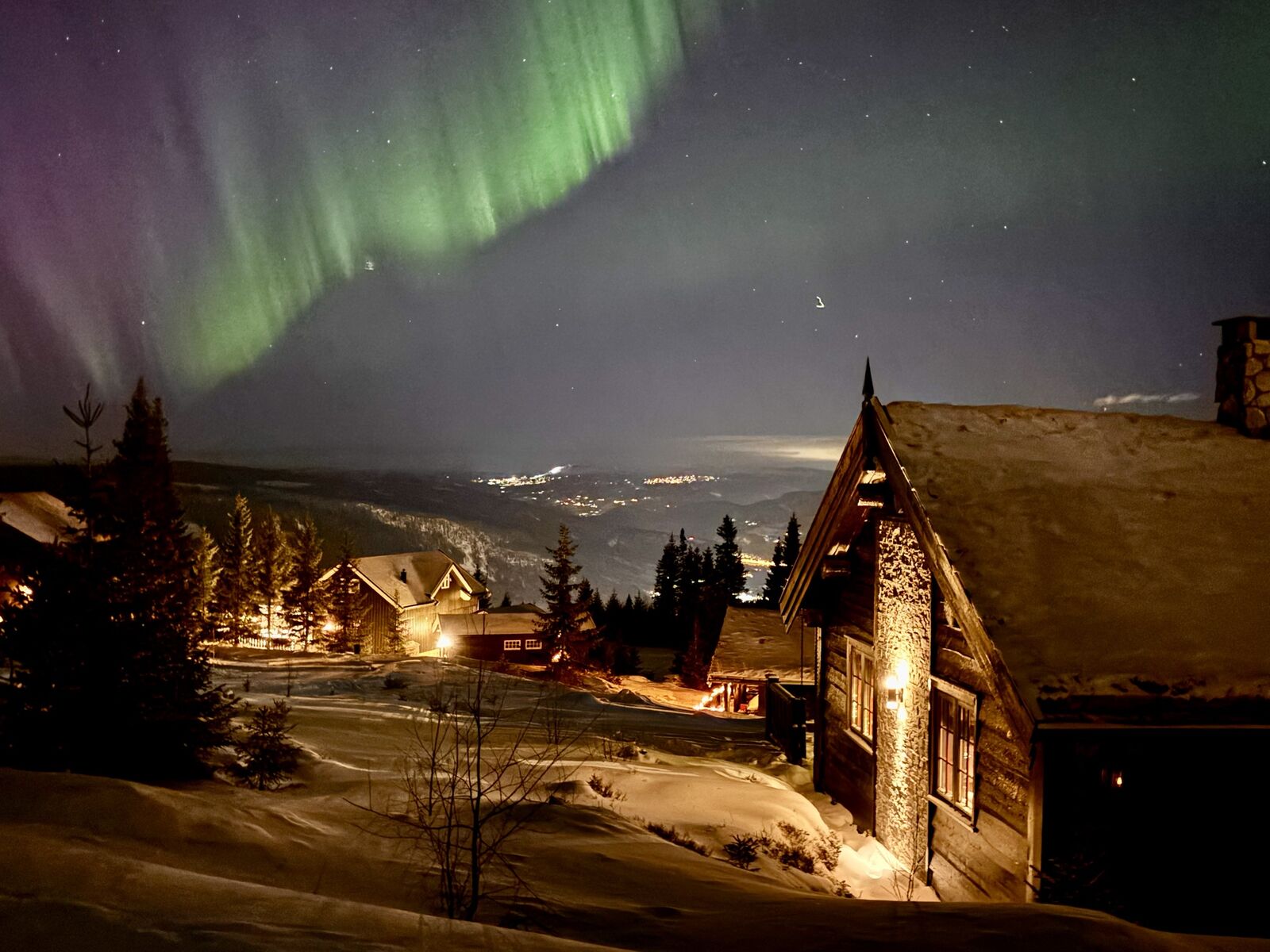Nordlys over hytta og Gudbrandsdalen