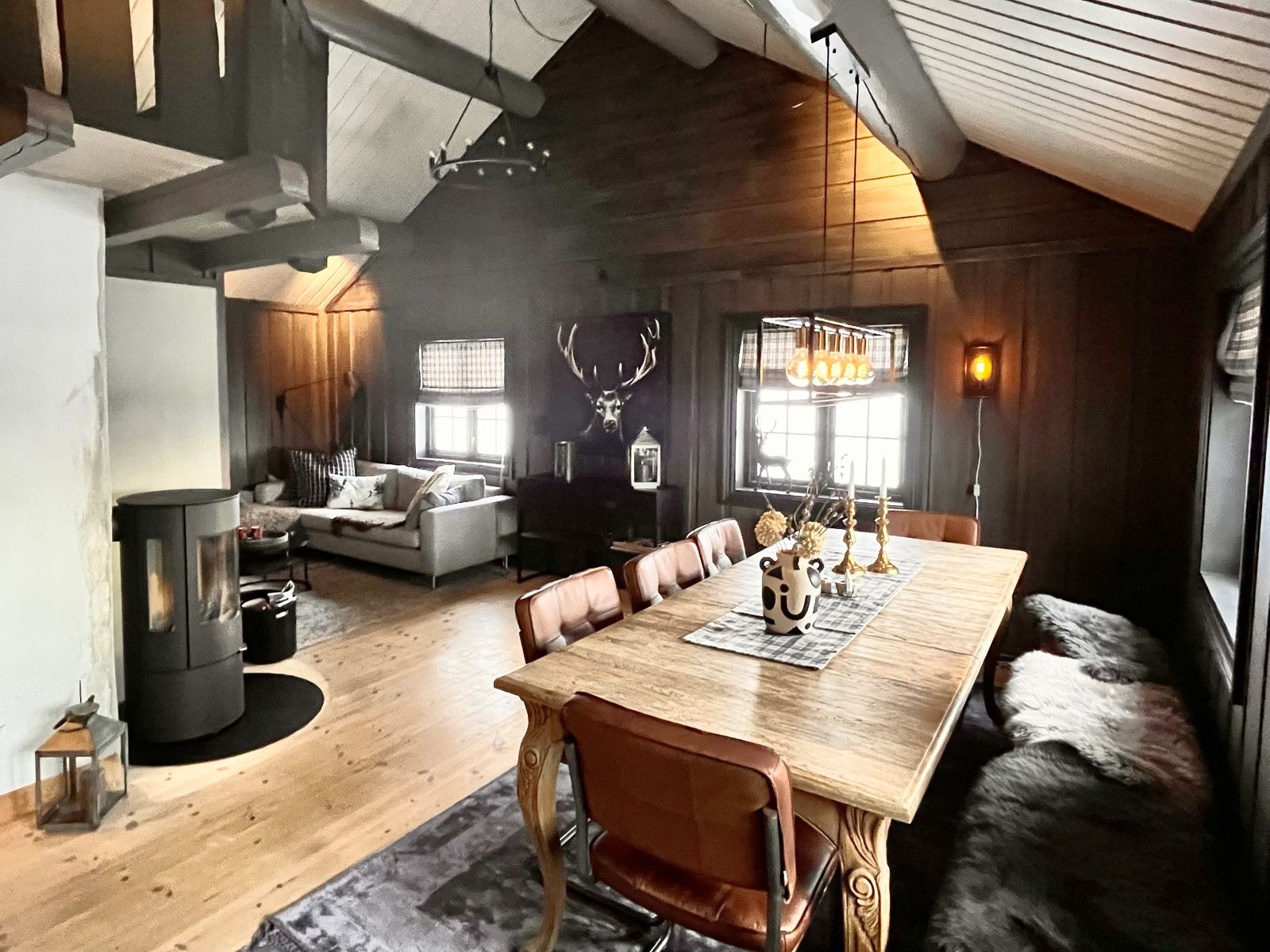 Spisebord med skinnstoler, peis og sofa